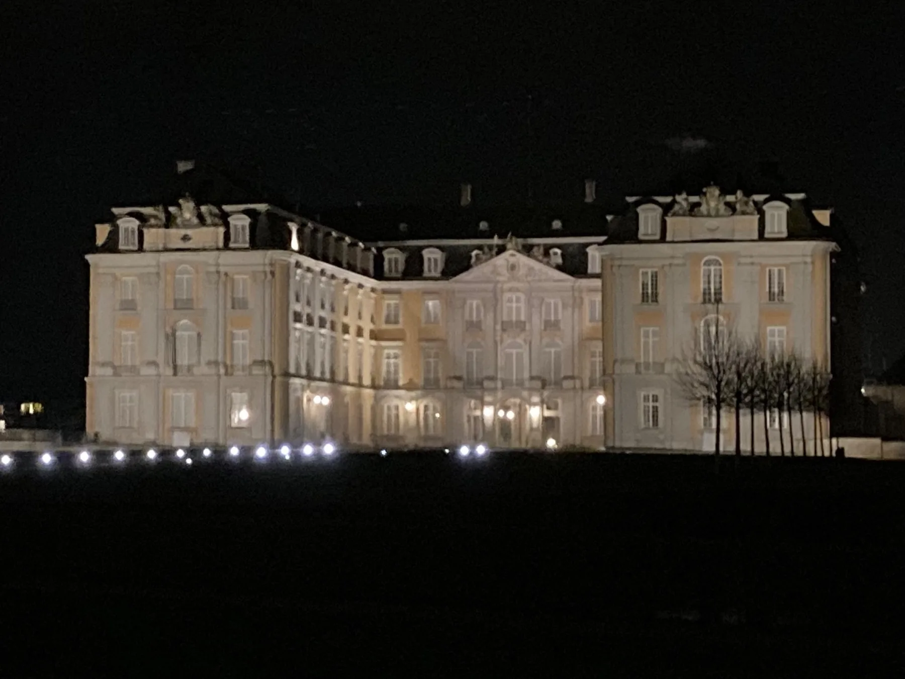 Schloss Augustusburg in Brühl bei Nacht