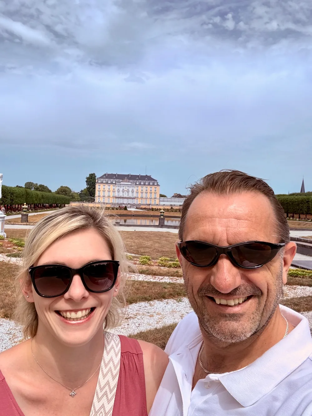 Markus Limbach und Daniela vor Schloss Augustusburg in Brühl